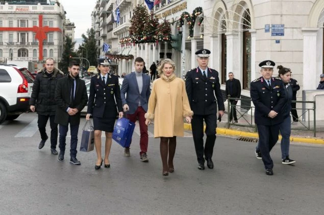 Απίστευτο: Της κουβαλάνε τα δώρα και η Κατερίνα Παπακώστα καμαρώνει – Δείτε τις Εικόνες